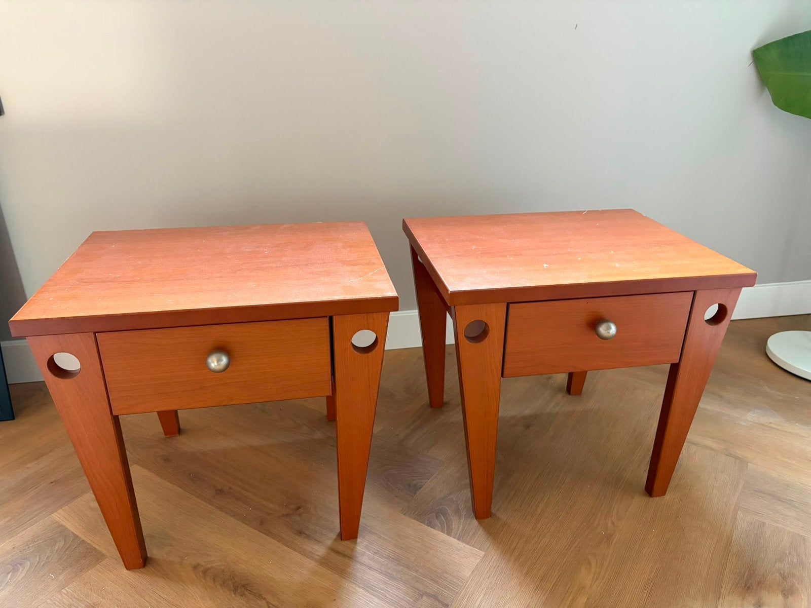 Set of 2 Solid Wood Bedside Tables / Nightstands, Ophalen, Zo goed als nieuw, Minder dan 45 cm