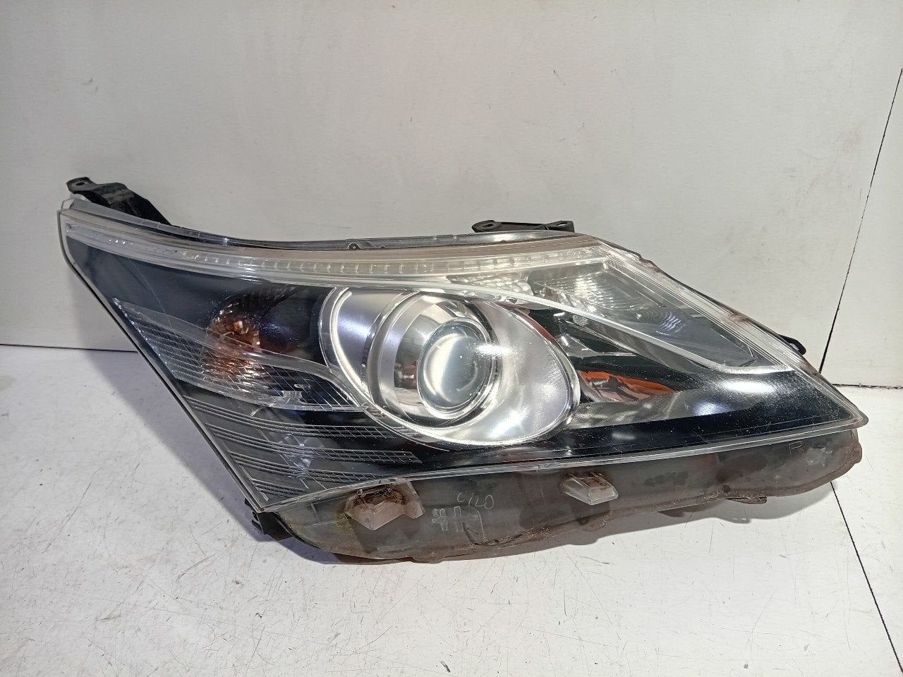 Koplamp rechts Toyota Avensis, Auto-onderdelen, Verlichting, Onderdelen@venauto.nl, Van der Ven Autorecycling B.V., Gebruikt, Ettenseweg 76, 4706 PB Roosendaal, The Netherlands