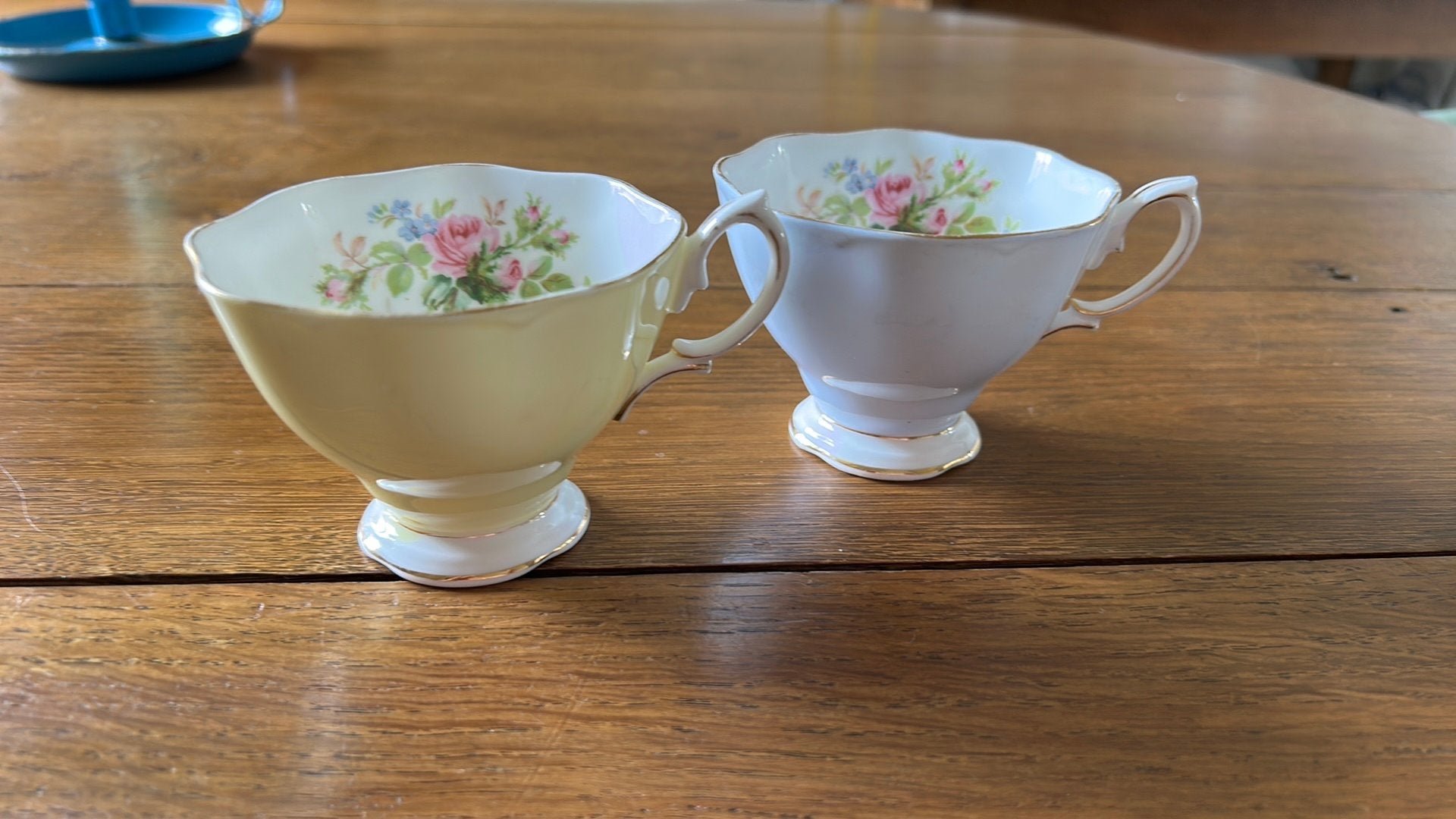 Twee royal Albert kopjes, Ophalen of Verzenden