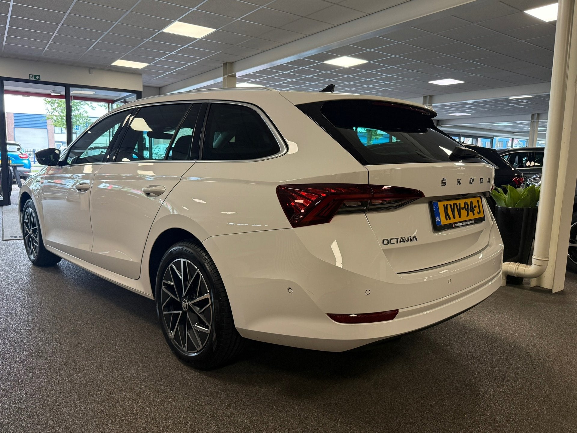 Skoda Octavia Combi 1.4 TSI iV PHEV Sportline Business/pano/, Auto's, Stof, Gebruikt, 4 cilinders, Wit