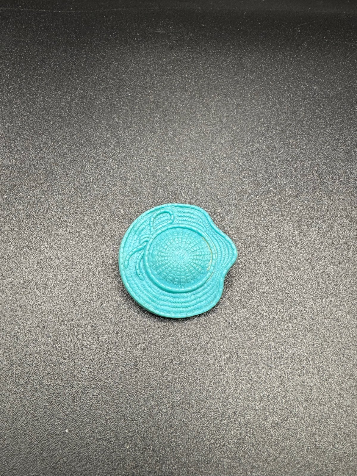 Vintage plastic hoedbroche, Sieraden, Tassen en Uiterlijk, Overige materialen, Gebruikt, Overige kleuren, Minder dan 4 cm