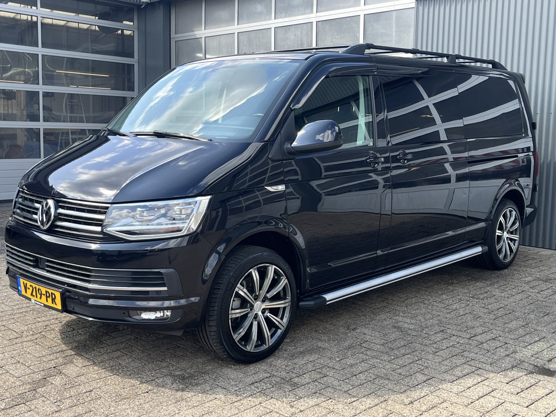 Volkswagen Transporter 2.0 TDI L2H1 DC 2x elektrische schuif, Gebruikt, 4 cilinders, Zwart, Bedrijf