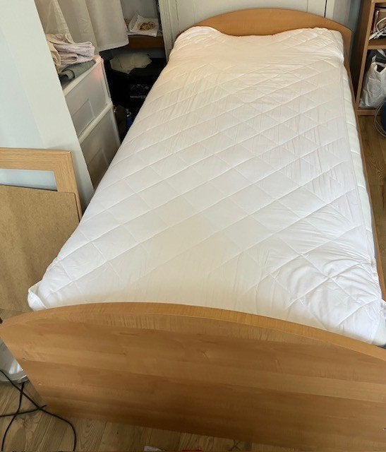 Bed frame and mattress/Bedframe en matras, Ophalen, 90 cm, Eenpersoons, Zo goed als nieuw