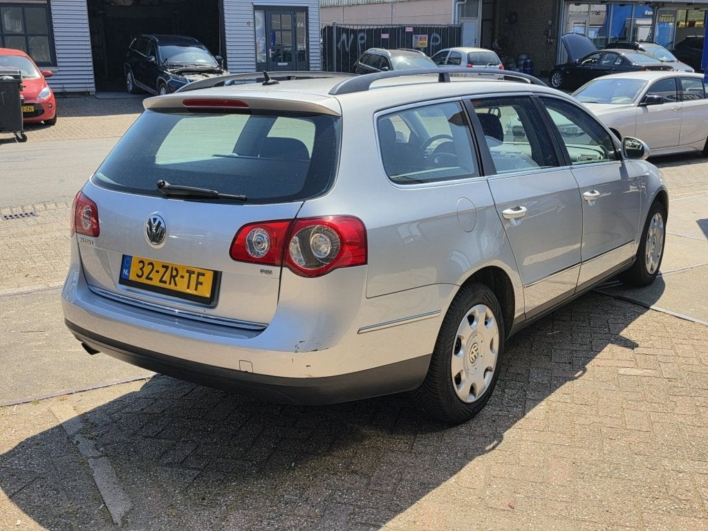 Volkswagen Passat Variant 1.6 FSI Trendl. Business Automaat, Gebruikt, 4 cilinders, 116 pk, Parkeersensor