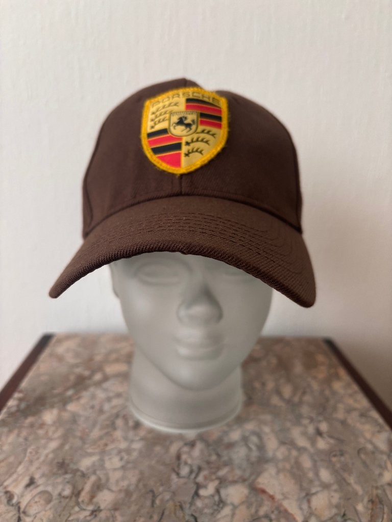 Porsche pet / cap bruin met originele badge One size fits al, Ophalen of Verzenden, Zo goed als nieuw, One size fits all, Pet