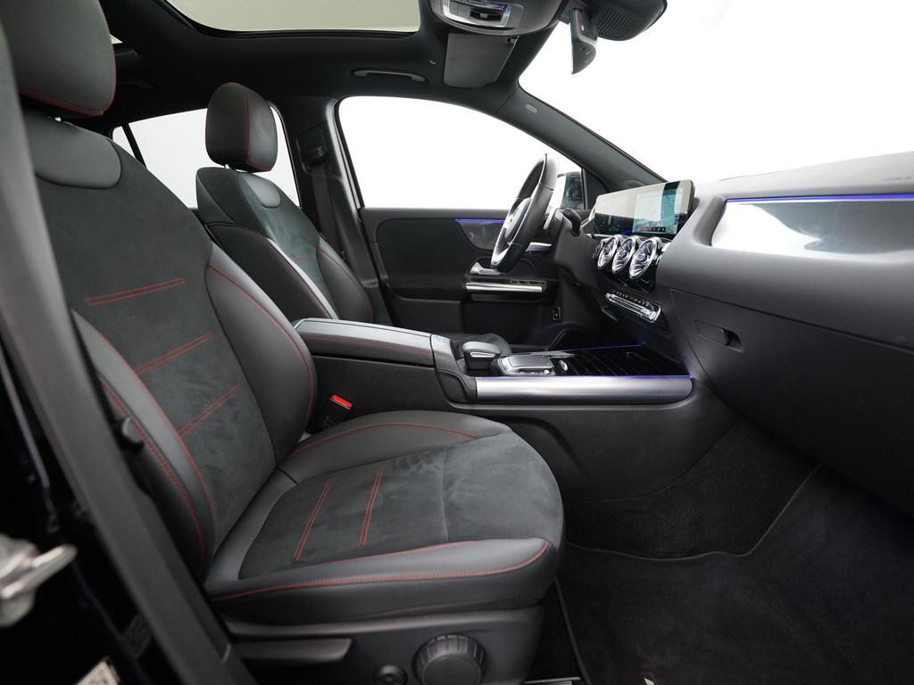 Mercedes-Benz GLA-klasse 250e AMG Premium | Panoramadak | Ca, Auto's, Mercedes-Benz, 12 maanden, 77 km/l, Leder en Stof, Zwart