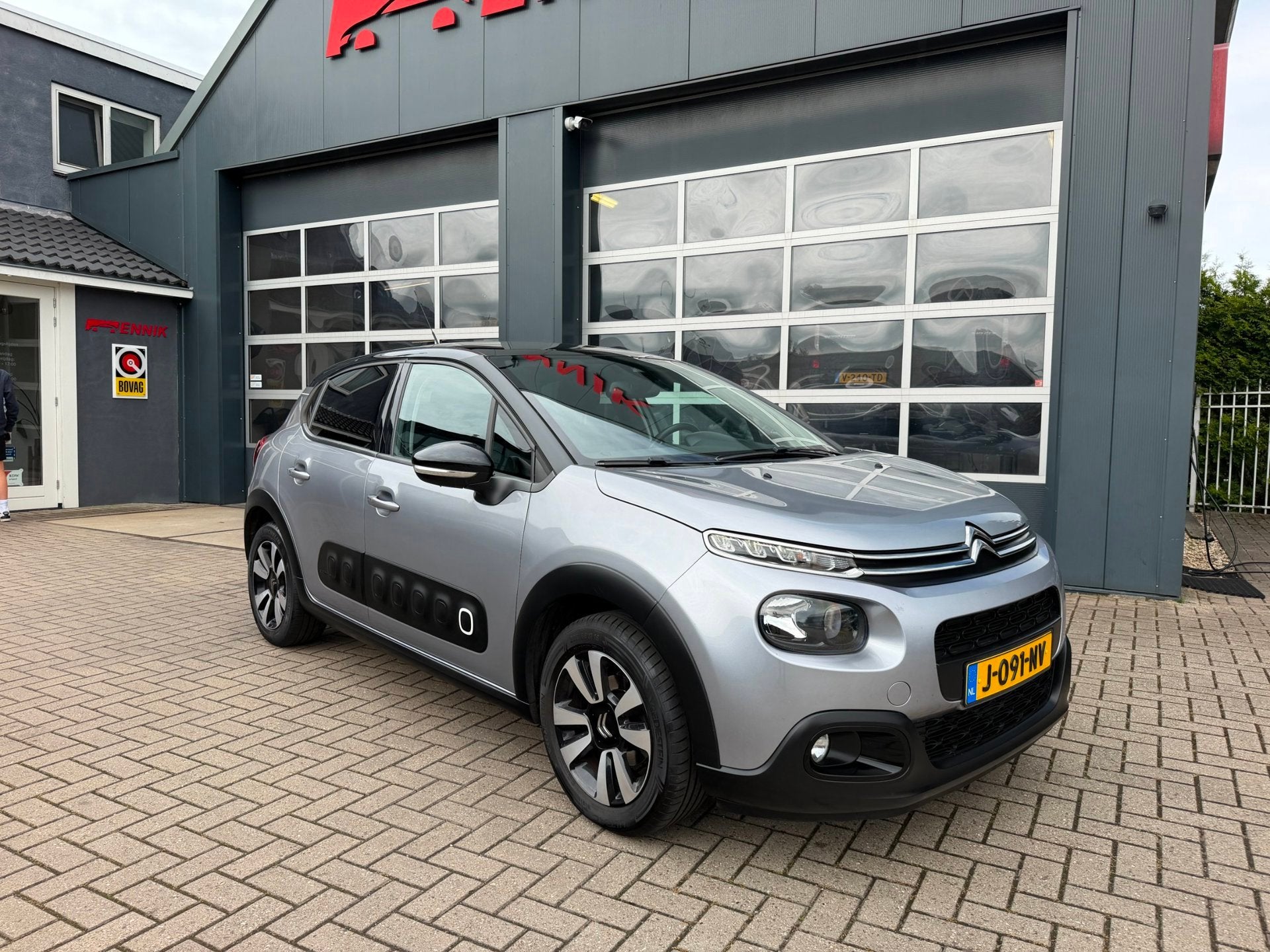 Citroen C3 1.2 PureTech S&S Shine / Pano / Cruise / CarPlay, Voorwielaandrijving, 1199 cc, 49 €/maand, Bedrijf