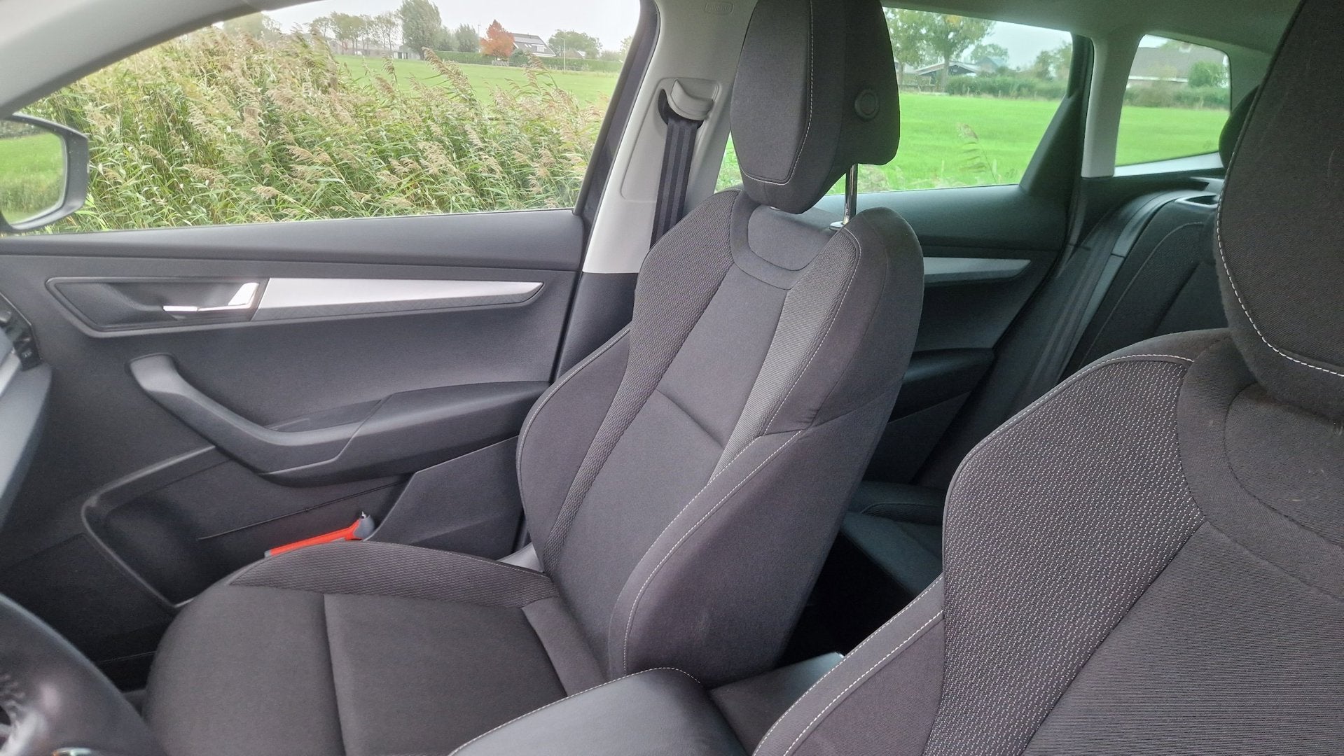 Skoda Karoq 1.5 TSI ACT Business Edition automaat dealer ond, Euro 6, 4 cilinders, Zwart, 1308 kg
