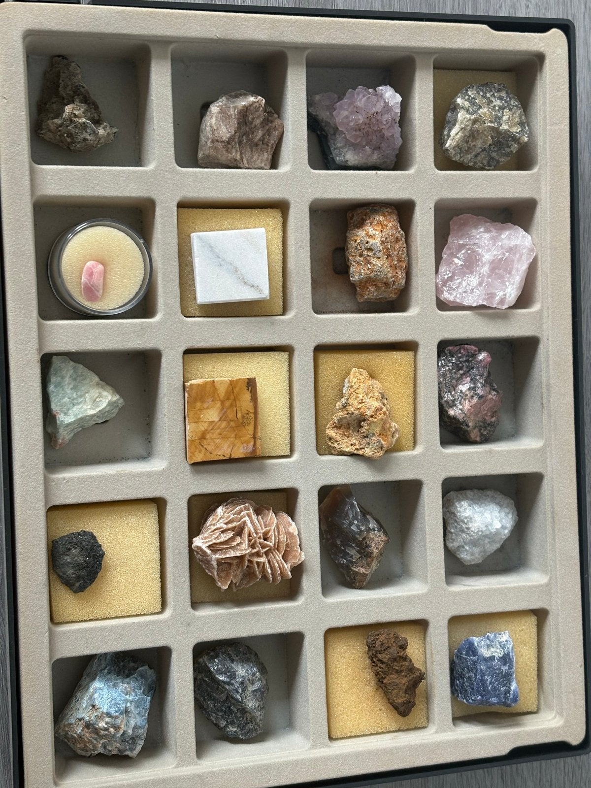 Verzameling stenen en mineralen in opbergbox, Verzamelen, Ophalen of Verzenden, Mineraal