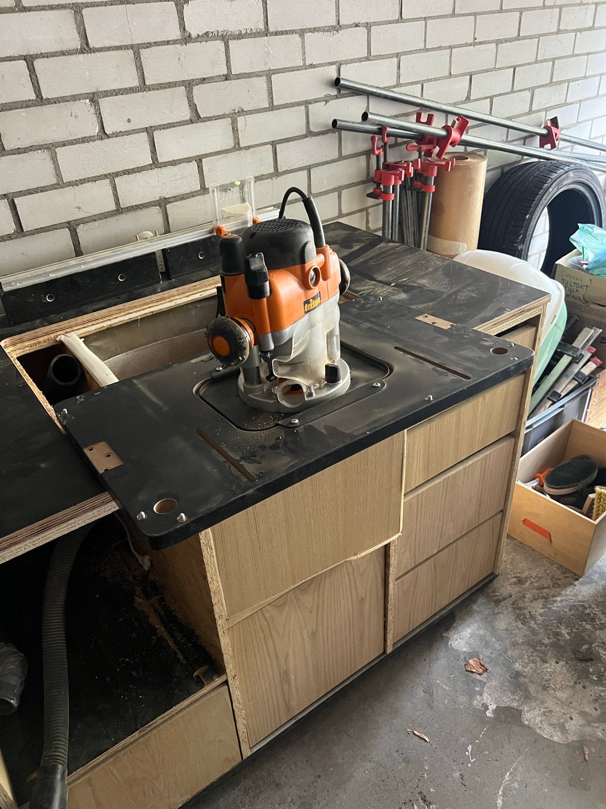 Triton TRA001 2400W Bovenfrees met freestafel en accessoires, Ophalen, Gebruikt, Elektrisch, Bovenfrees