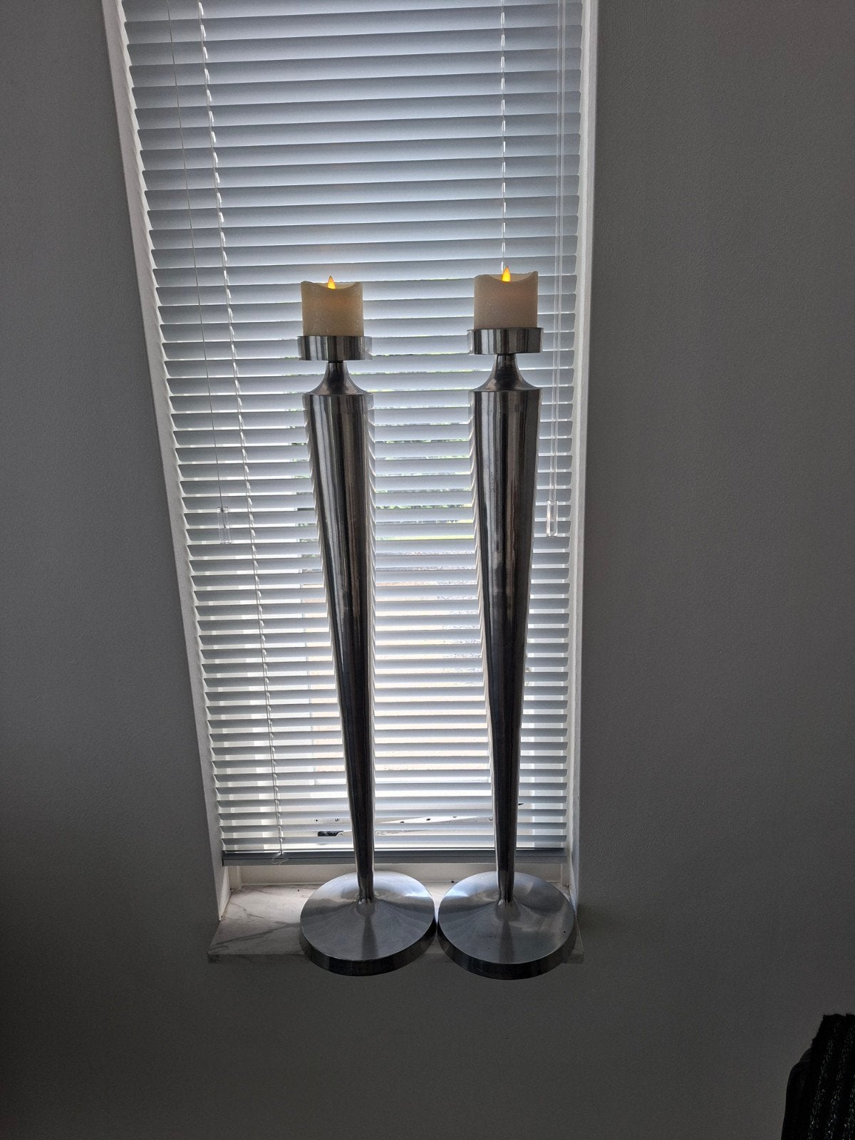 Set van 2 aluminium kandelaars, 85 cm hoog, zgan, Huis en Inrichting, Woonaccessoires | Kandelaars en Kaarsen, Ophalen of Verzenden