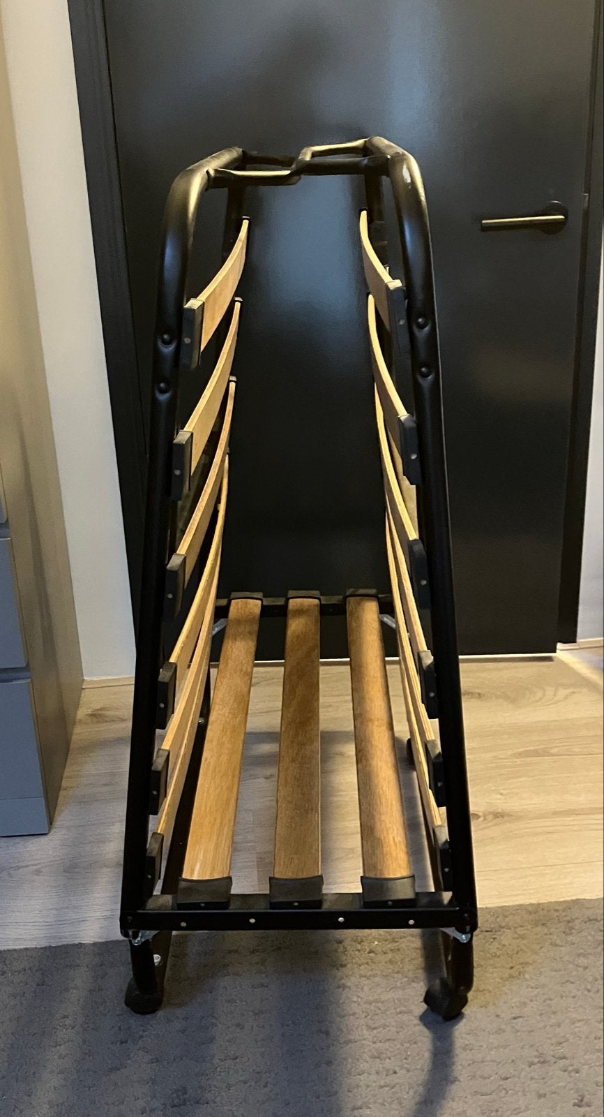 Uitklapbaar logeerbed met comfortabele lattenbodem, Ophalen, Eenpersoons, Zwart, Zo goed als nieuw