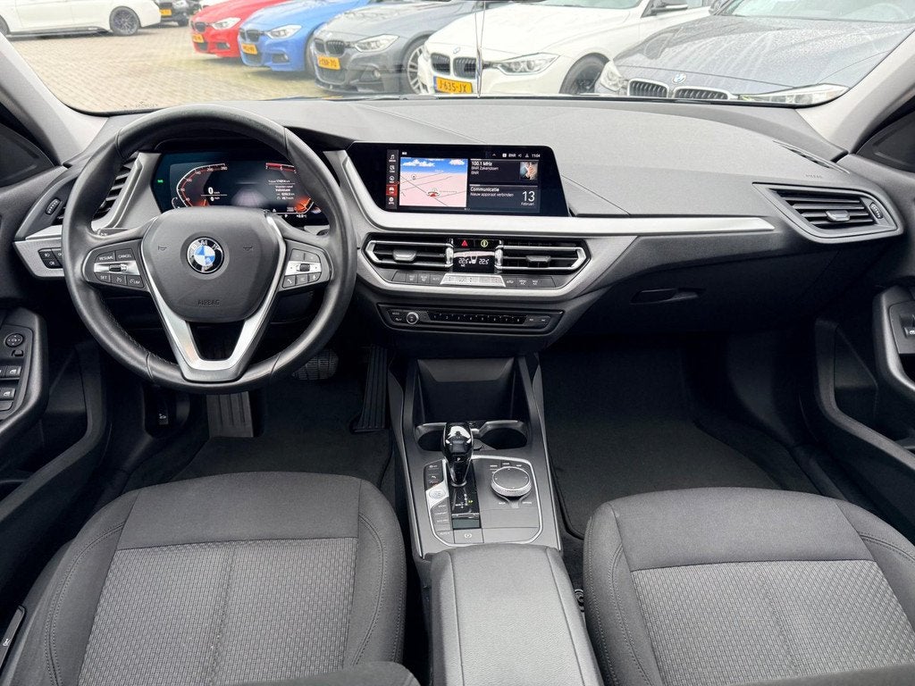 BMW 1-serie 118i Executive Edition|Automaat|Led|Dakje|18 inc, Auto's, Stof, Gebruikt, Zwart, Origineel Nederlands