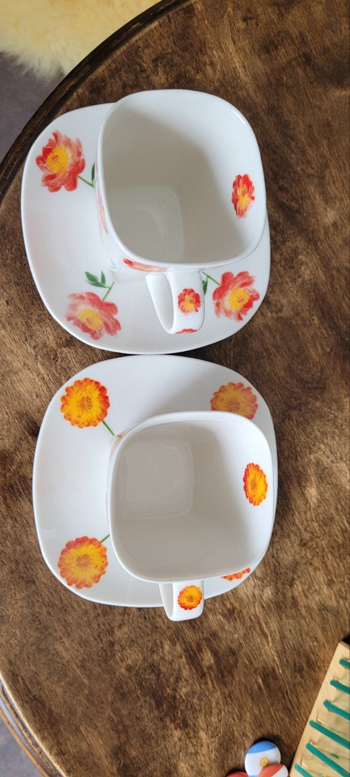 Set van 2 vierkante kopjes en schotels met bloemmotief, Huis en Inrichting, Keuken | Servies, Keramiek, Ophalen of Verzenden, Zo goed als nieuw