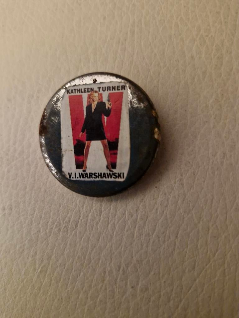 067 V.I. Warshawski Kathleen Turner button, Ophalen of Verzenden
