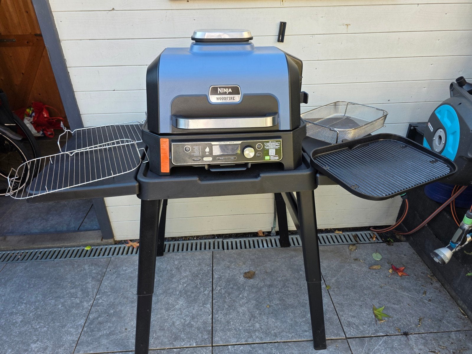 Ninja Woodfire Elektrische BBQ Grill & Smoker met standaard, Ophalen, Zo goed als nieuw, Ninja