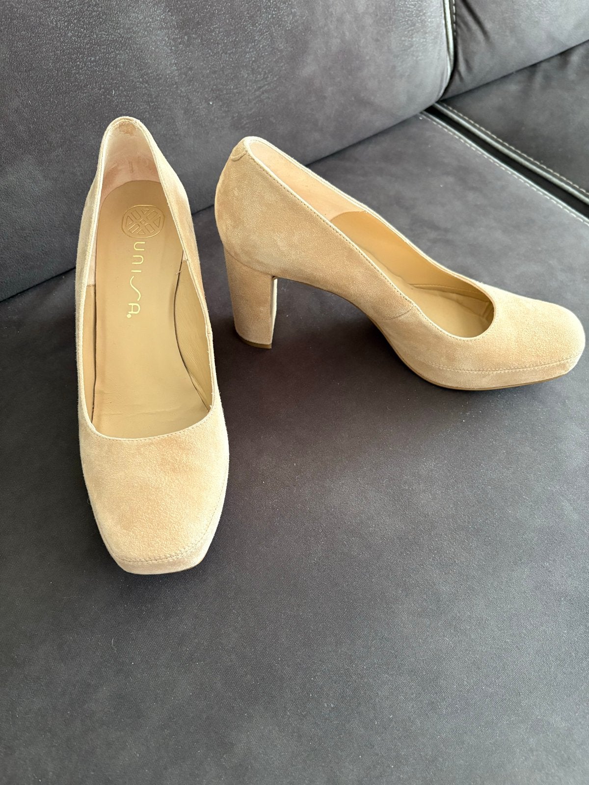 Unisa suède pumps - Beige M 39, Ophalen, Zo goed als nieuw, Beige, Pumps