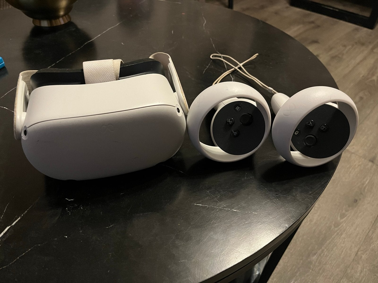 Meta Quest 2 VR-bril met controllers, Spelcomputers en Games, Virtual Reality, Ophalen of Verzenden, Zo goed als nieuw, VR-bril