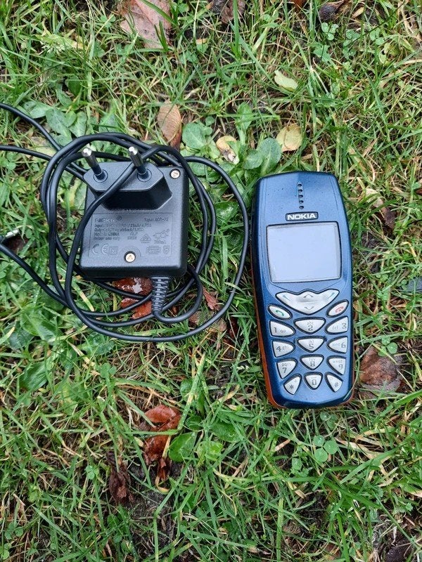 Nokia 3510i met oplader - Klassieke mobiele telefoon, Gebruikt, Overige kleuren, Geen camera, Fysiek toetsenbord