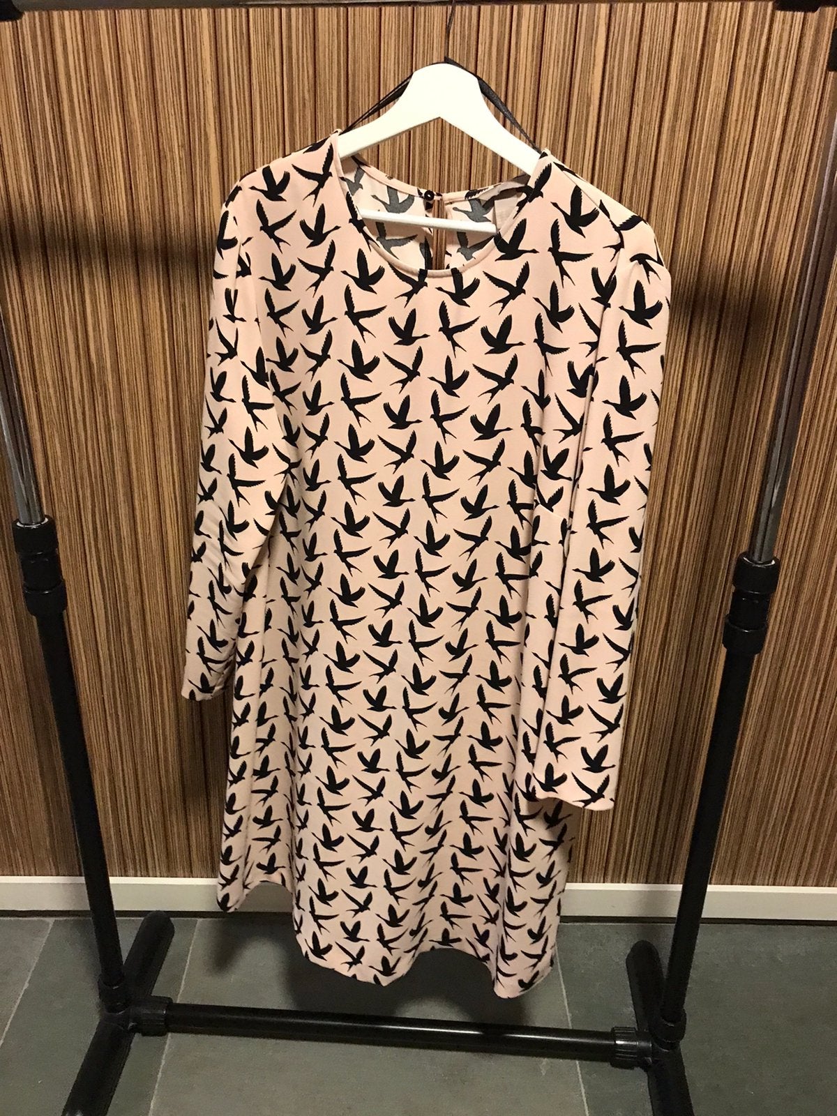 H&M roze soepele jurk vogels rug detail maat 50 oto 61, Verzenden, Zo goed als nieuw, Roze, Jurk