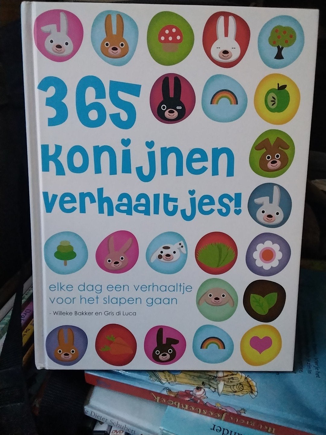 365 Konijnen Verhaaltjes - Vrolijke Korte Verhalen, Boeken, Fictie algemeen, Jongen of Meisje, Ophalen of Verzenden, Zo goed als nieuw