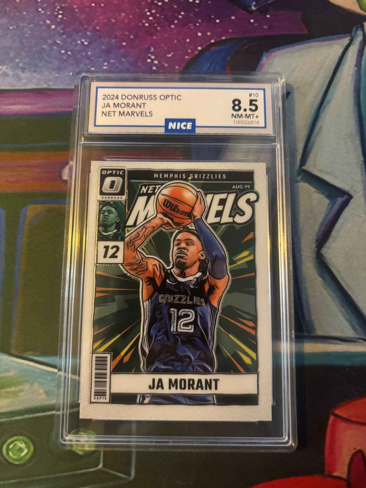 2024 DONRUSS OPTIC JA MORANT NET MARVELS NICE 8.5, Ophalen of Verzenden, Zo goed als nieuw, Plaatje