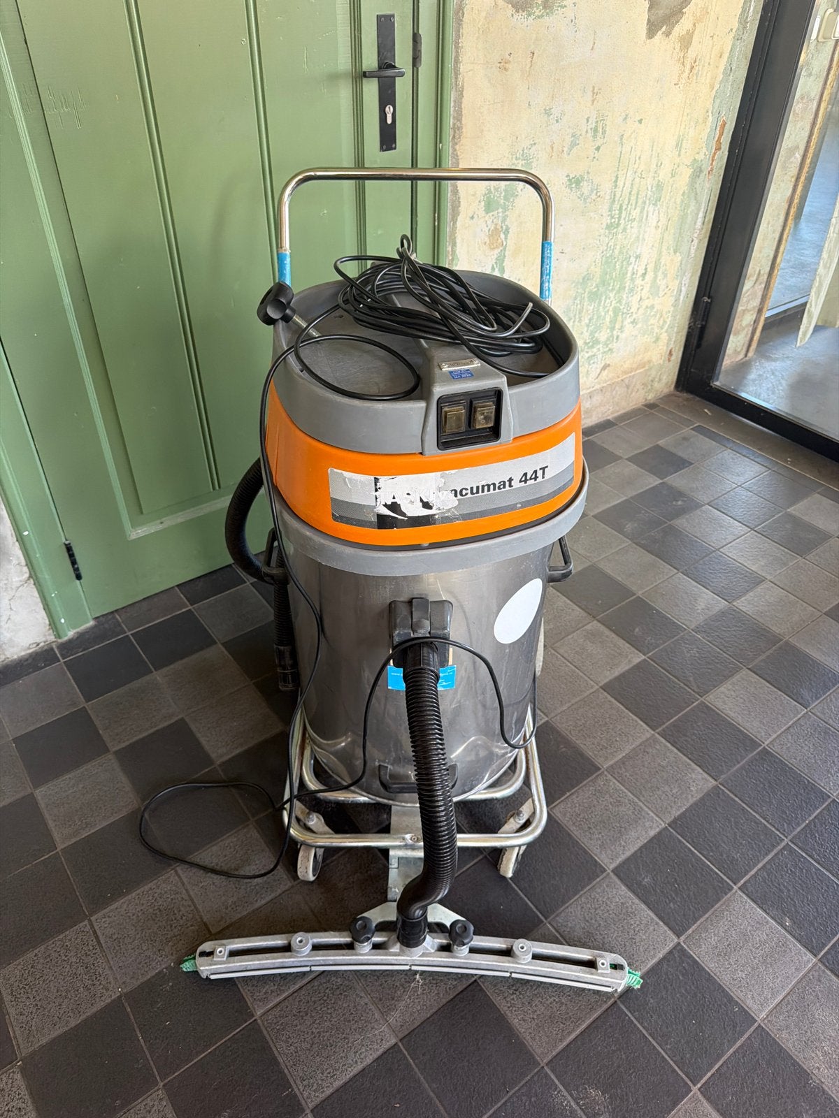 Taski Vacumat 44T Professionele Waterstofzuiger, Ophalen, Gebruikt, Waterstofzuiger, Reservoir