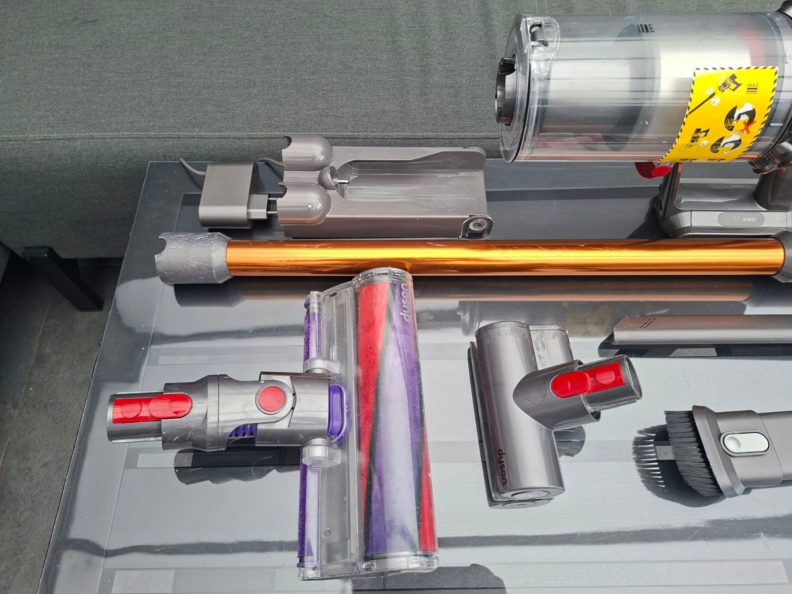 Foto 6 van Dyson Cyclone V10 Absolute Steelstofzuiger 
In Zeer Goede St