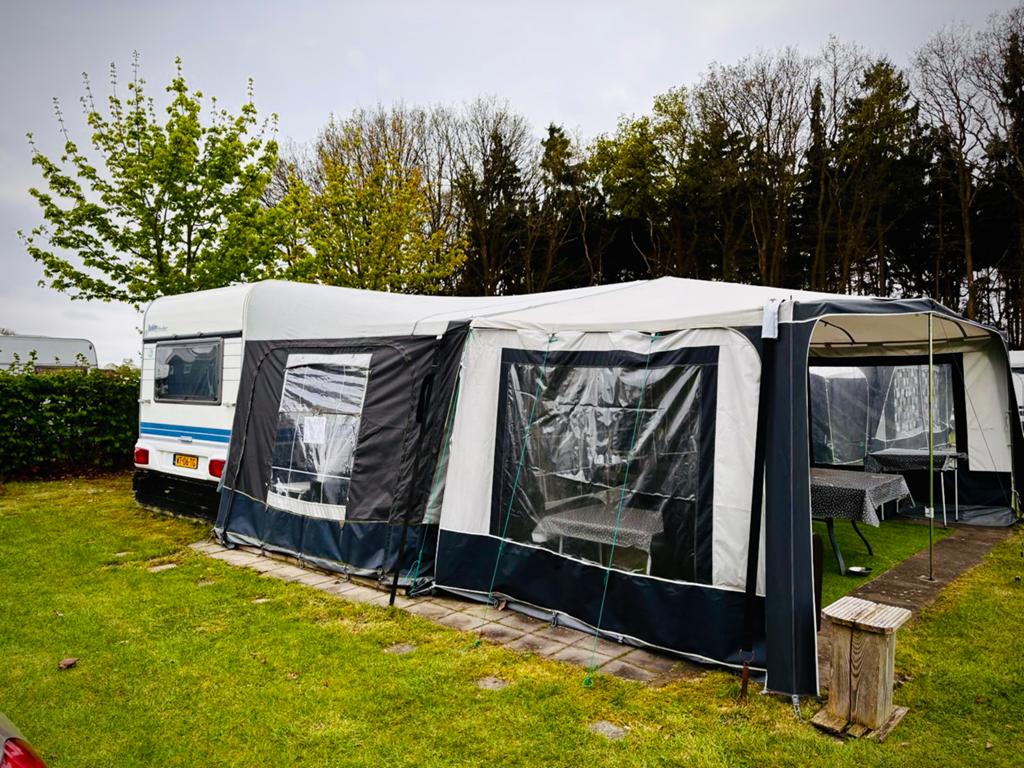 Hobby Excellent | Complete caravan | Jaarplek '26 + privésan, Rondzit, Hobby, Particulier, 5 tot 6 meter