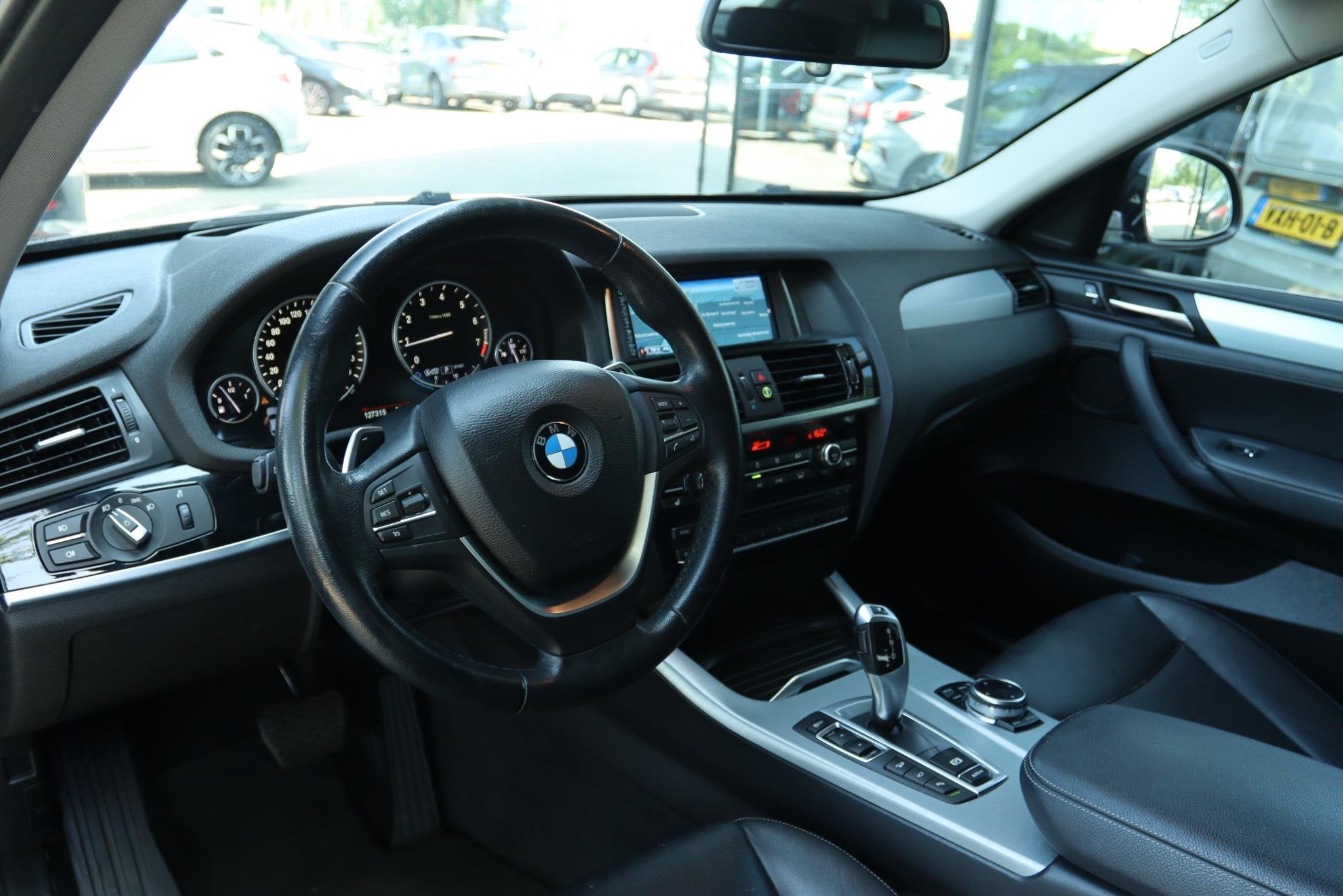 BMW X4 XDRIVE20I EXECUTIVE AUT. | LEDER | HUD | ELEK. TREKHA, Auto's, Stof, Gebruikt, 4 cilinders, Zwart