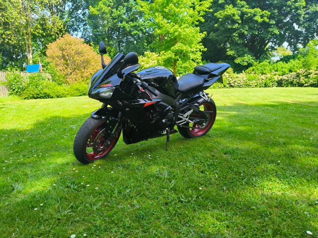 Yamaha YZF-R1 - Zwart met rode velgen, Sportuitlaat, 4 cilinders, Motorrijbewijs A, Gebruikt
