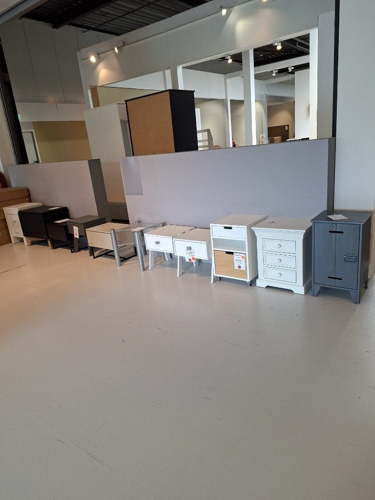 Showmodel outlet nachtkastjes, Ophalen, Zo goed als nieuw, Minder dan 45 cm, 55 tot 70 cm
