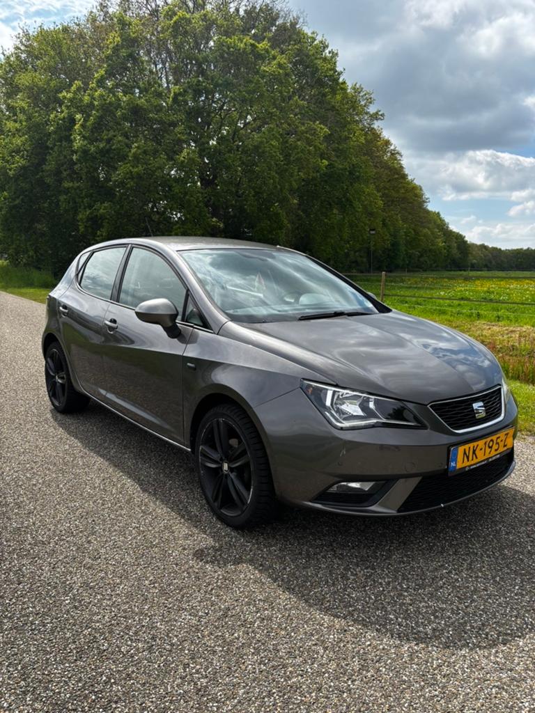 Seat Ibiza 1.0 TSI 70KW 5DRS 2016 Grijs, Auto's, Voorwielaandrijving, Stof, 40 €/maand, Euro 6