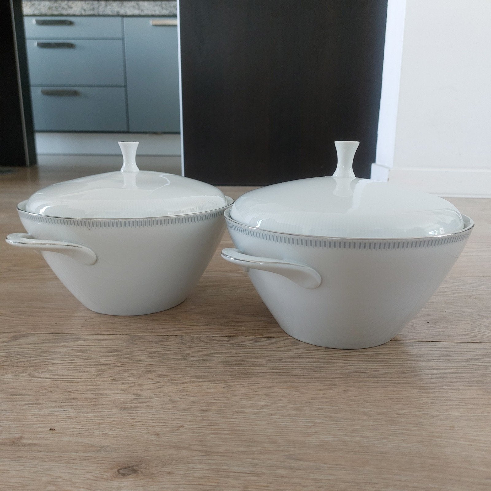 Twee witte dekschalen met zilver detail met deksel, Klassiek, Ophalen of Verzenden, Zo goed als nieuw, Kom(men)
