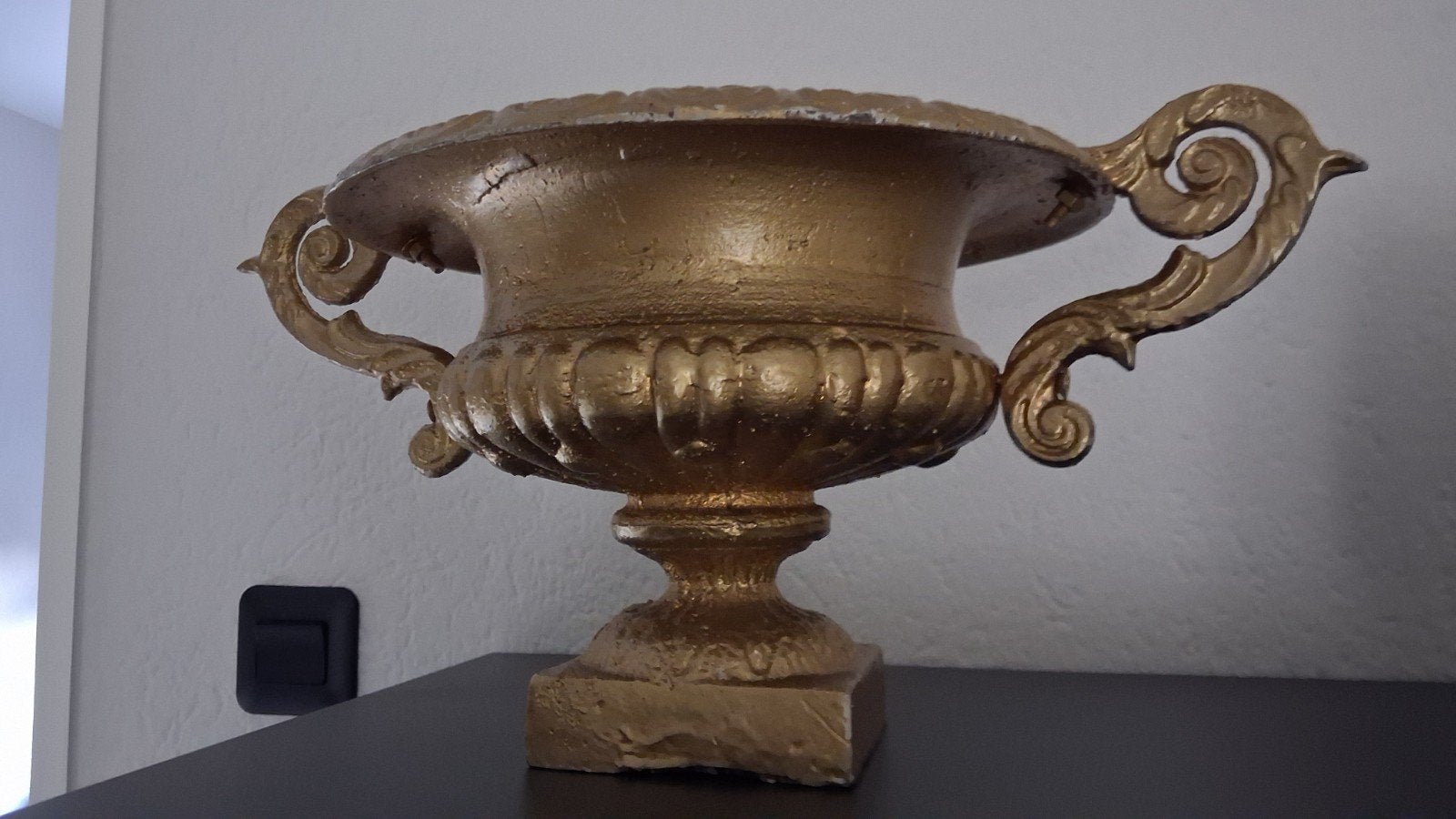 Gouden gietijzeren schaal., Ophalen
