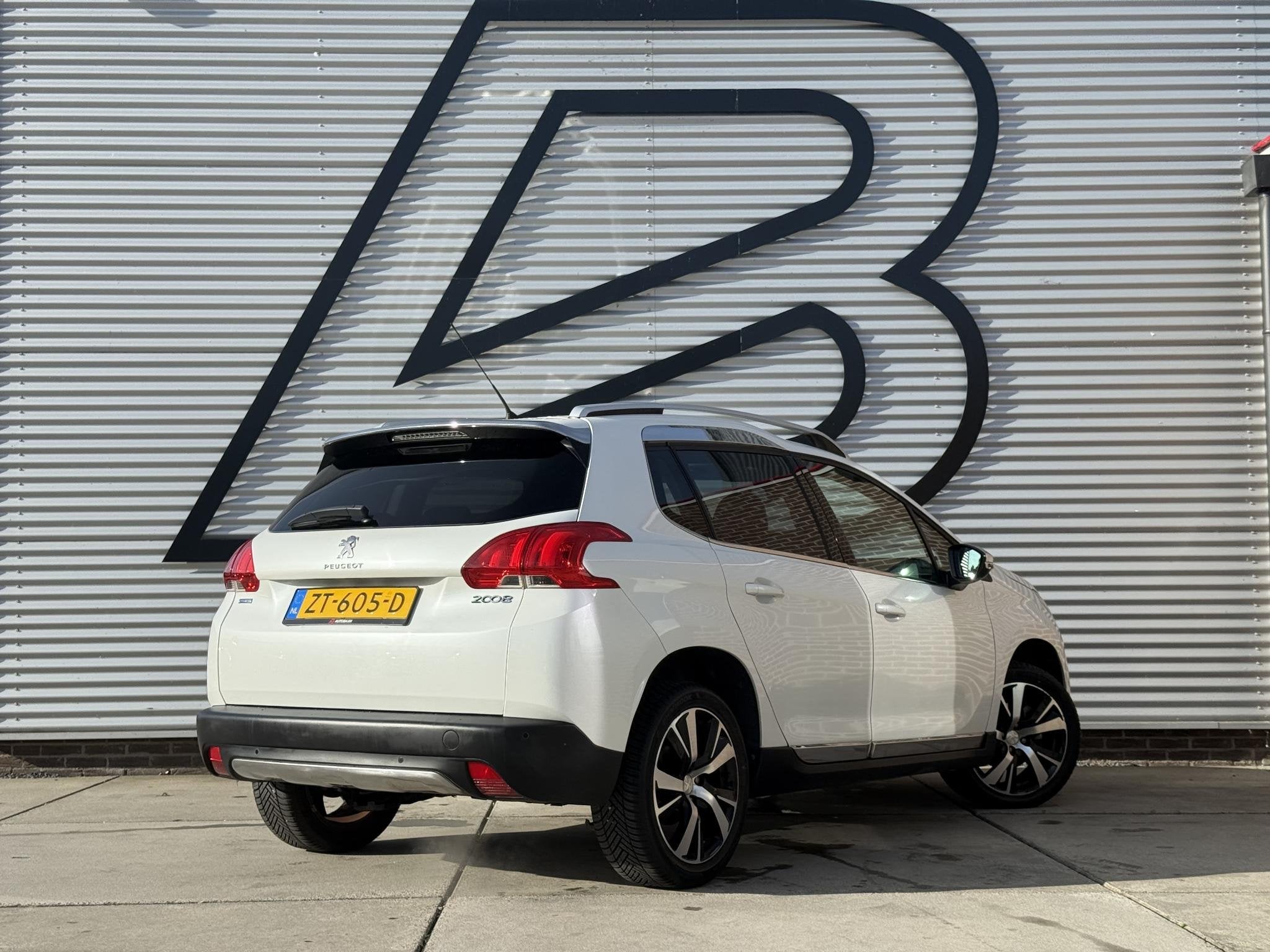 Peugeot 2008 1.2 PureTech Féline 1e Eigenaar|Navi|Pano|Clim, Auto's, Euro 6, 1270 kg, Wit, Leder