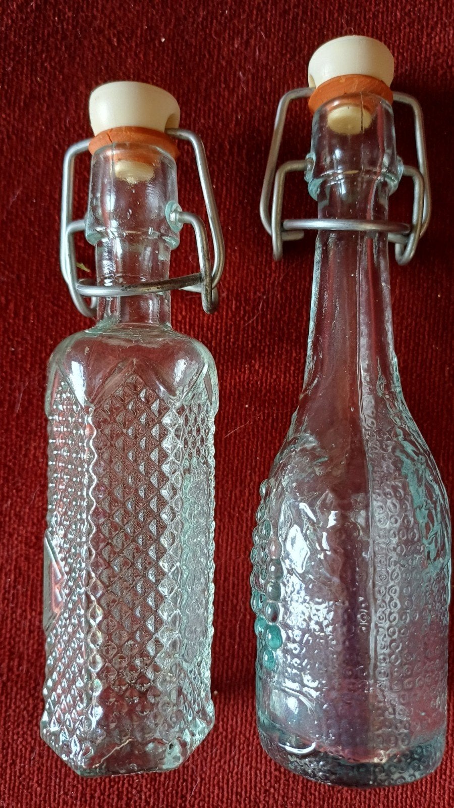 Twee kleine glazen vintage flesjes met beugeldop., Ophalen of Verzenden