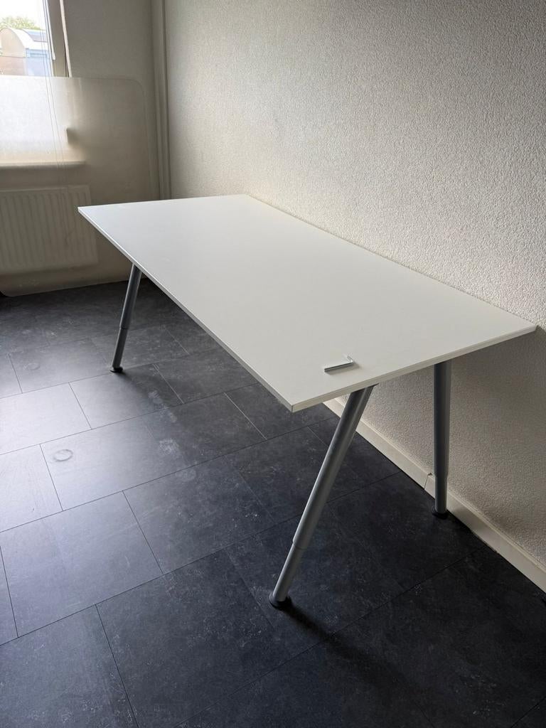 Ikea bureau Thyge 160x80 cm in hoogte verstelbaar, 160 cm, Gebruikt, Ophalen of Verzenden, IKEA