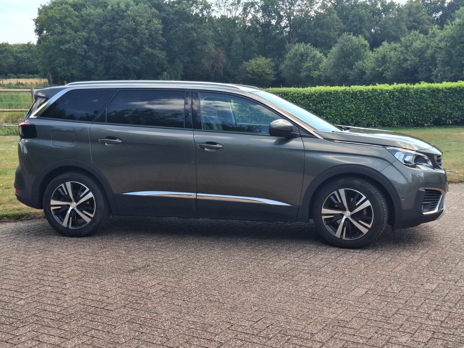 Peugeot 5008 1.2 Puretech 130pk S&S Advanced Grip Control, Zwart, 1199 cc, 7 stoelen, Leder