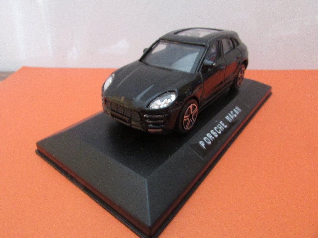 PORSCHE MACAN ; BURAGO 1 :43, Ophalen of Verzenden, Zo goed als nieuw, Auto, Overige merken