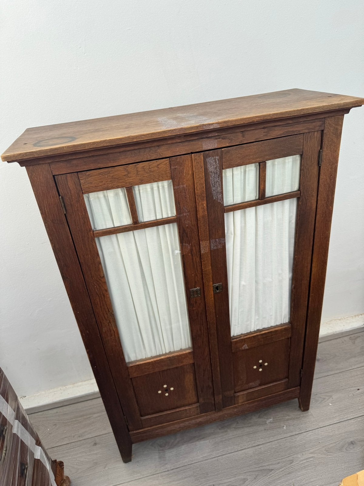 Vintage houten kast met glazen deuren en gordijntjes, Ophalen, Gebruikt