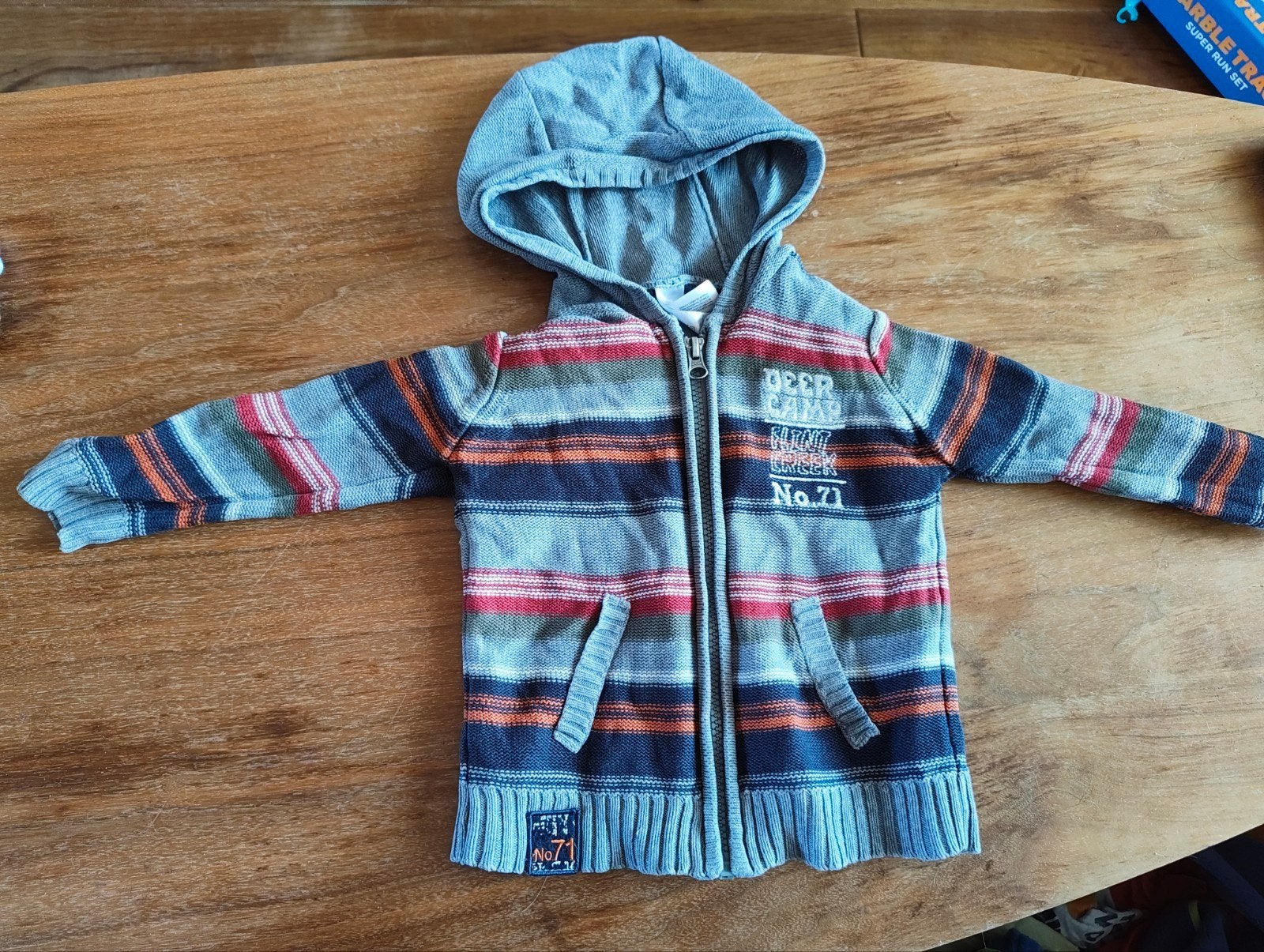 Gestreept vest met capuchon maat 86, Kinderen en Baby's, Babykleding | Maat 86, Gebruikt, Ophalen of Verzenden, Baby Club, Truitje of Vestje