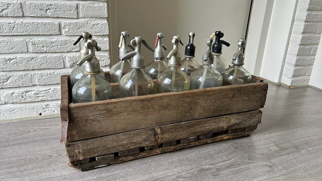 Houten krat met 10 brocante spuitflessen, Antiek en Kunst, Curiosa en Brocante, Ophalen