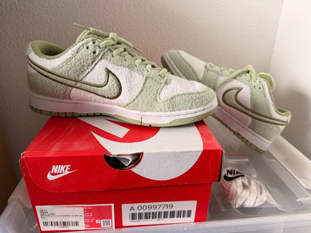 Nike Dunk Low Cosy Borg Trainers Wit/Hone - Limited Edition, Wit, Nieuw, Ophalen of Verzenden, Sneakers of Gympen