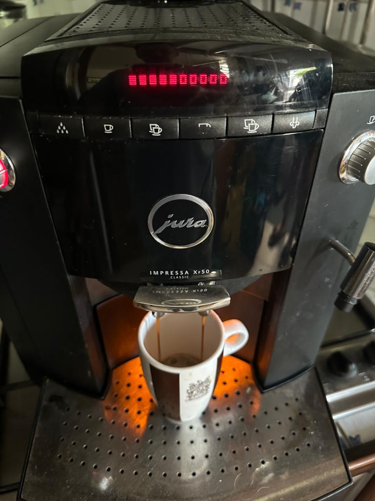 Verse Expresso Jura Impressa Xr50, Witgoed en Apparatuur, Koffiezetapparaten, Gebruikt, Koffiemachine, 4 tot 10 kopjes, Afneembaar waterreservoir
