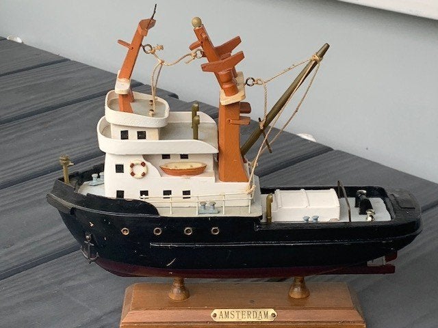 Decoratief scheepsmodel 'Amsterdam' - Houten sleepboot, Ophalen, Gebruikt, 1:200 of kleiner, Overige merken