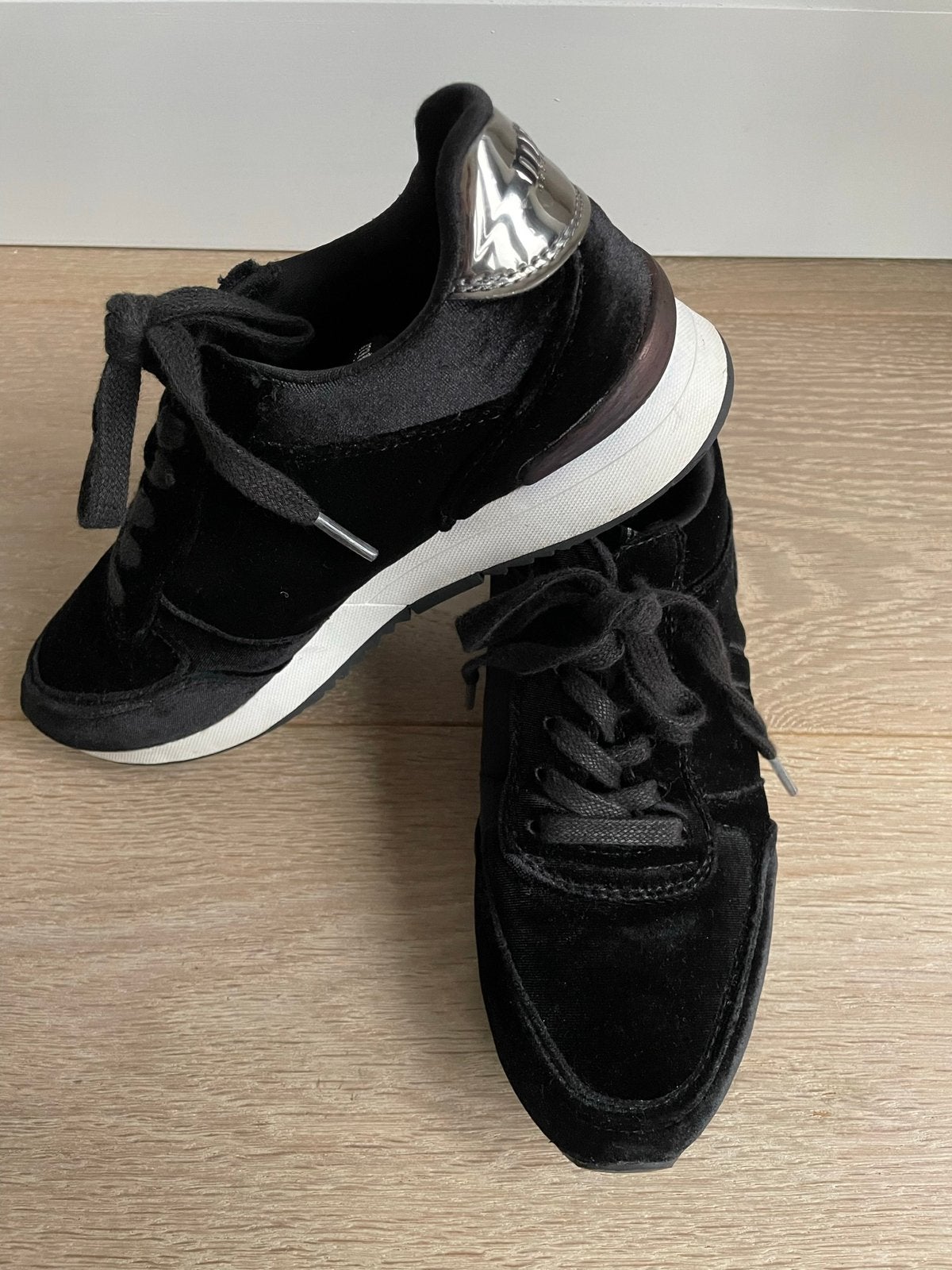 zwarte fluwelen sneakers maat 38 MTNG, Kleding | Dames, Zwart, Ophalen of Verzenden, Sneakers of Gympen, Gedragen