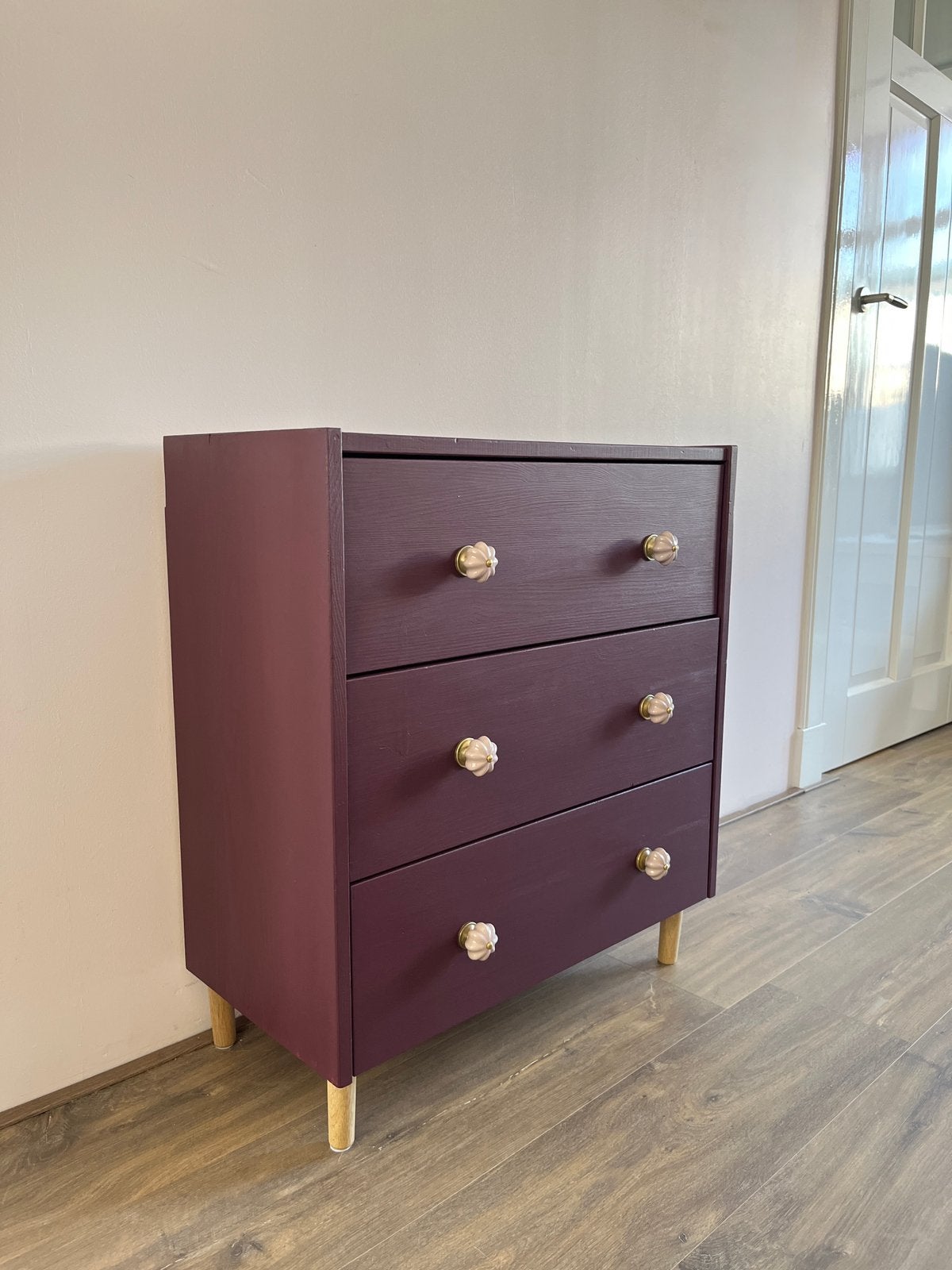 Leuk grenen ladekastje in aubergine kleur, Huis en Inrichting, Ophalen, 50 tot 100 cm, Zo goed als nieuw, 3 of 4 laden