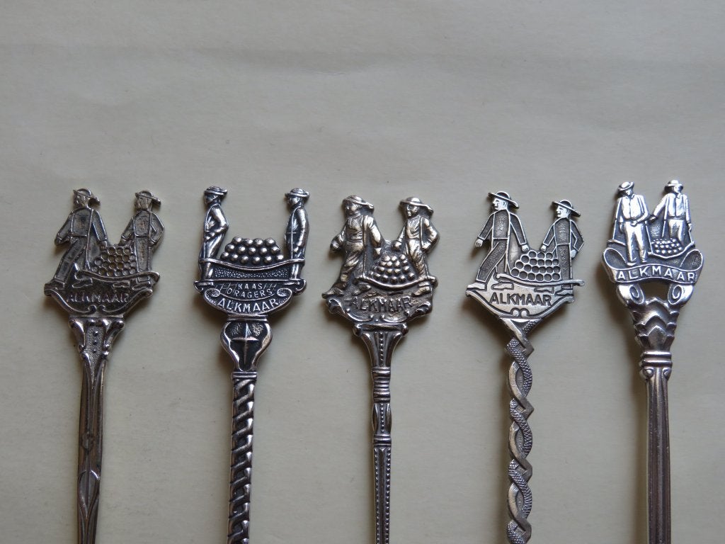 5 stuks lepeltjes Kaasdragers Alkmaar, Antiek en Kunst, Verzenden