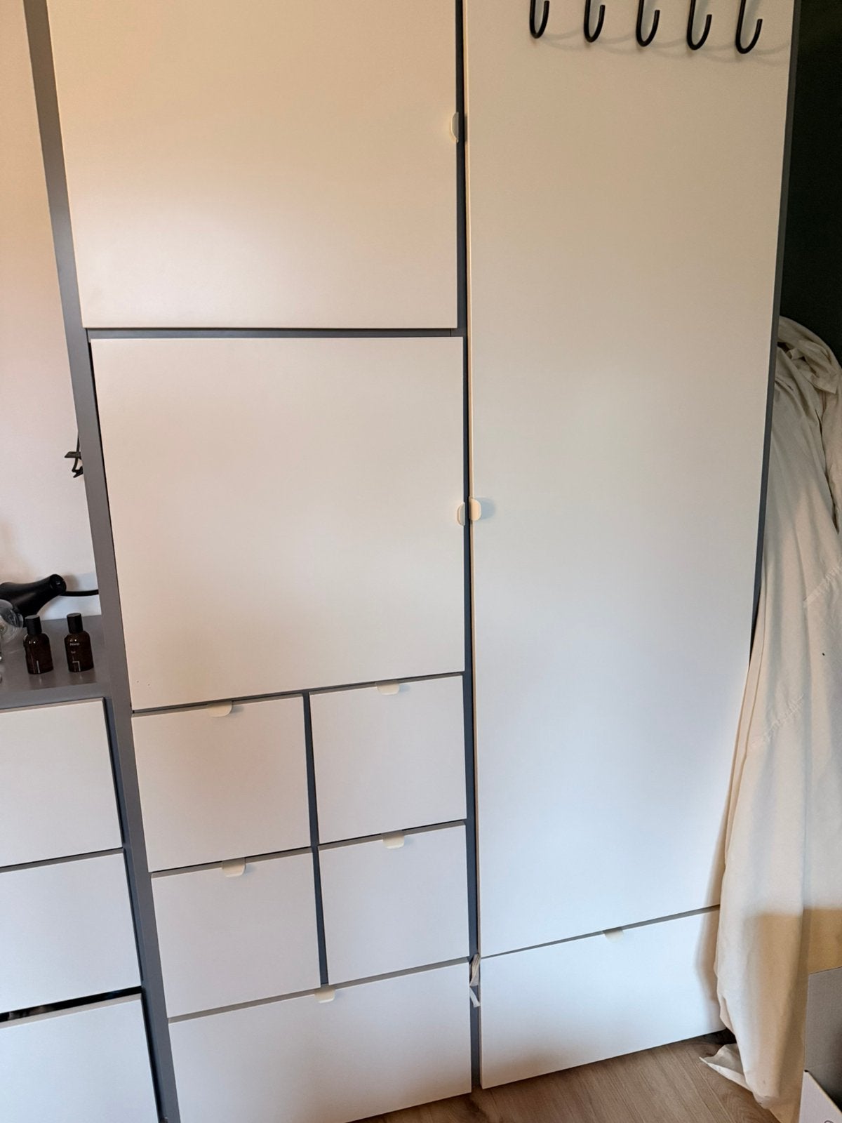 IKEA VISTHUS kledingkast – Wit/grijs – Met veel lades, Ophalen, Gebruikt, 100 tot 150 cm, 200 cm of meer